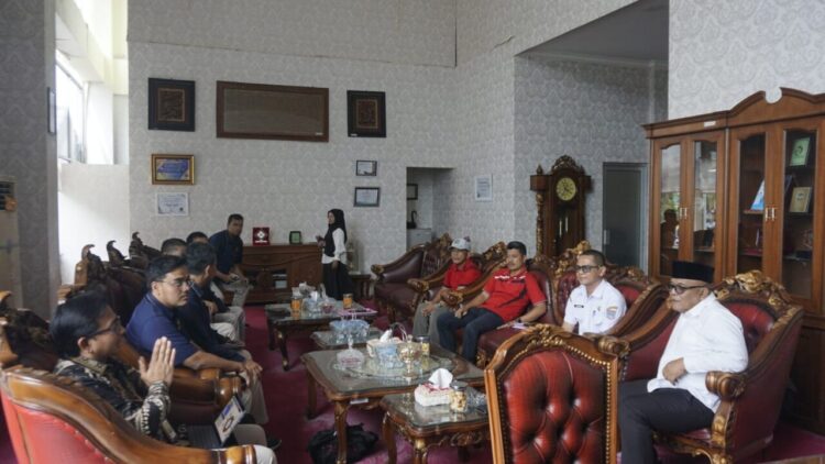 Kepala Kantor Pelayanan Pajak (KPP) Pratama Bukittinggi Cholid Mawardi menyambangi Bupati Pasaman Barat Yulianto guna membahas tentang pendapatan pajak dan peluang sumber pajak, Rabu (22/10). OSNIWATI