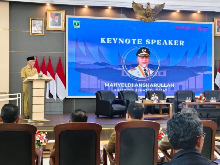Gubernur Mahyeldi Ansharullah saat membuka Rapat Koordinasi Perekonomian Sumatera Barat Tahun 2025 di Auditorium Gubernuran, Kota Padang, Senin (20/10). IST
