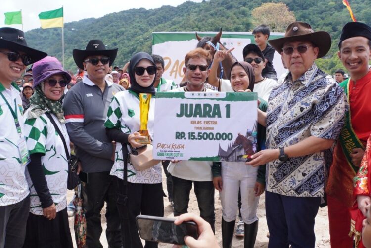 Wali Kota Padang Panjang, Hendri Arnis bersama anggota DPD RI Sumbar, Irman Gusman menyerahkan hadian juara 1 kelas Ekstra yang berhasil diraih oleh joki perempuan asal Padang Panjang, Najla. APIZRAJOALAM