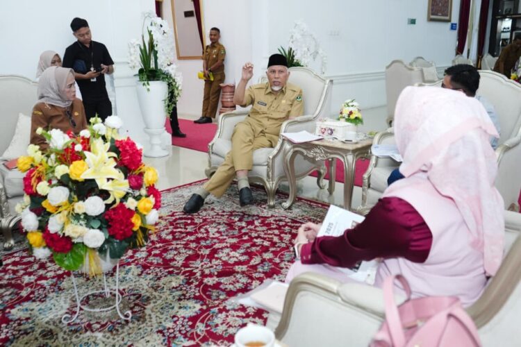 Gubernur Sumbar, Mahyeldi Ansharullah menerima audiensi Ketua DPD ASITA Sumbar, Darmawi beserta jajaran di Istana Gubernur, Senin (13/10). IST