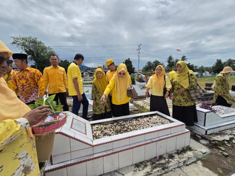 Ketua DPRD Pasaman Barat Dirwansyah bersama jajaran fraksi Partai Golkar melakukan ziarah ke makam pahlawan di Jambak sebagai bagian dari rangkaian peringatan HUT Partai Golkar. OSNIWATI