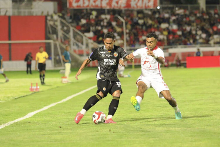Pemain Semen Padang FC tengah berduel dengan pemain Malut United dalam lanjutan BRI Super League 2025/2026 di Gelora Kie Raha, Ternate, Minggu (26/10) malam WIB. Kabau Sirah kalah dengan skor tipis 1-0. IST