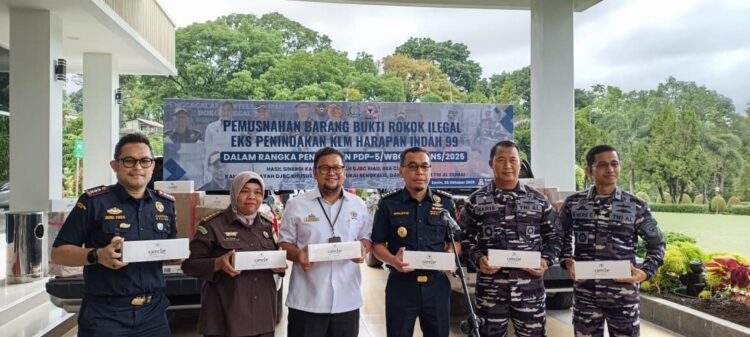 DJBC Riau berkolaborasi dengan PT Semen Padang melakukan pemusnahan 25,6 juta batang rokok ilegal di Wisma Indarung PT Semen Padang, Senin (20/10). IST