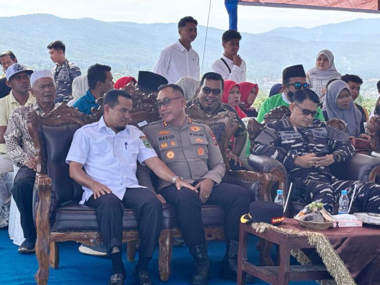 Wakil Bupati Solok, H. Candra, hadiri zoom meeting bersama Wakil Presiden Republik Indonesia itu dihadiri Kapolda Sumatera Barat Irjen Pol Gatot Tri Suryanta, beserta jajaran Pejabat Utama Polda Sumbar. IST/HUMAS