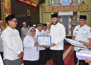 Pemko Padang kembali menyerahkan dana operasional RT/RW pada pelaksanaan Subuh Mubarakah di Kecamatan Padang Timur, Rabu (22/10). IST