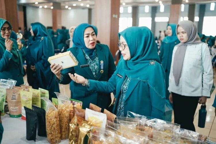 TP PKK Solsel pamerkan produk inovatif dari 7 Kecamatan dalam acara Temu Kader PKK Berprestasi dan Pekan Kreativitas Kader Dasawisma Tingkat Provinsi Sumatera Barat Tahun 2025. jpg