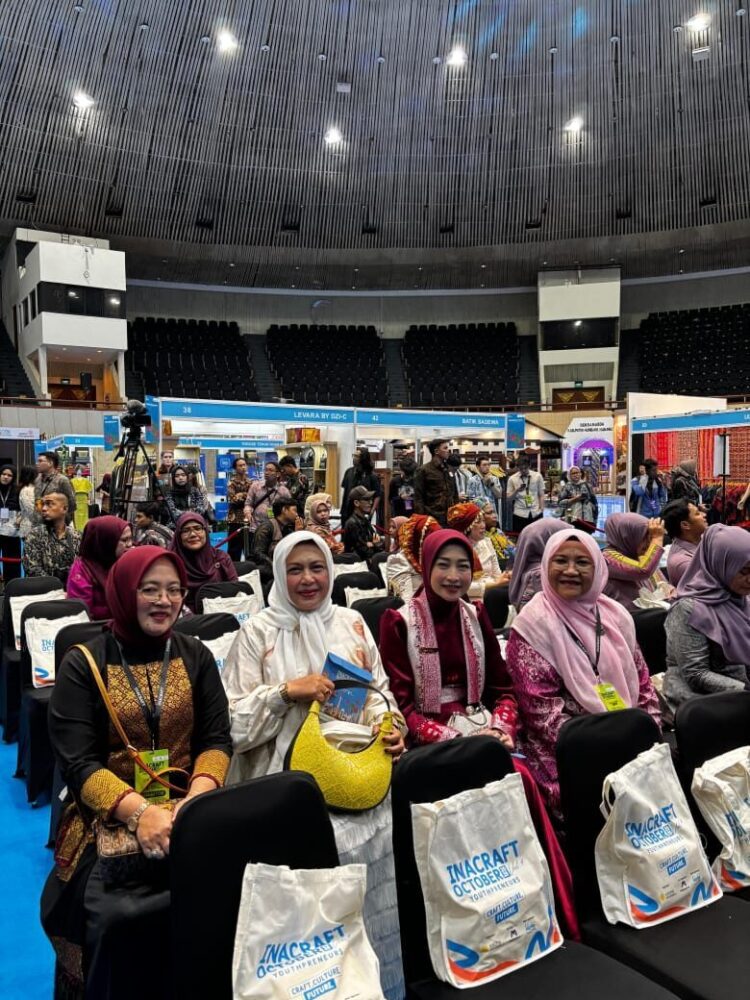 Ketua Dekranasda Agam membawa berbagai produk khas daerah, mulai dari tenun, songket, bordir, hingga hasil olahan kreatif UMKM. HUMAS