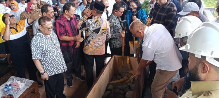 Ketua Dewan Pimpinan Daerah (DPD) Partai Hati Nurani Rakyat (Hanura) Sumatera Barat, Edi Naswany saat melakukan peletakan batu pertama proyek renovasi Hotel Bumi Minang. IST