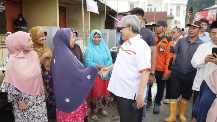 Ketua DPRD Provinsi Sumatera Barat (Sumbar) Muhidi menyerahkan bantuan uang tunai sebesar Rp25 juta kepada masyarakat yang menjadi korban kebakaran di Pamancungan, Kelurahan Pasa Gadang, Kecamatan Padang Selatan, Kota Padang, Minggu (12/10). IST