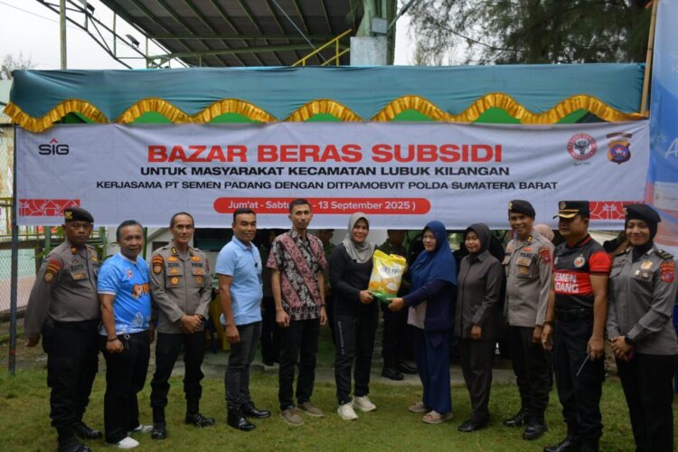 PT Semen Padang bersama Polda Sumbar menyalurkan 500 paket atau 2,5 ton beras subsidi kepada masyarakat Kecamatan Lubuk Kilangan, Kota Padang. IST