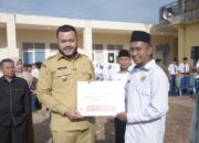 Pastikan Anak Kurang Mampu Tetap Sekolah, PT Semen Padang Salurkan Rp641 Juta untuk Tiga Madrasah