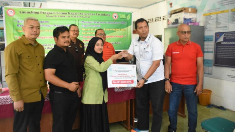 PT Semen Padang menyalurkan dana tahap I Forum Nagari sebesar Rp740,42 juta untuk mendukung 27 program di berbagai kelurahan. IST