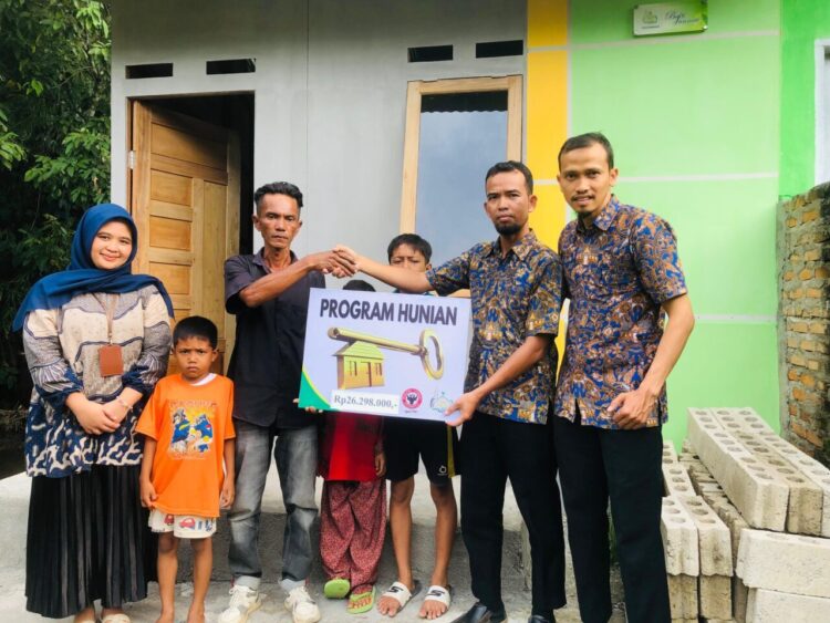 UPZ Baznas Semen Padang menyerahkan bantuan bedah rumah kepada Mulyadi. IST