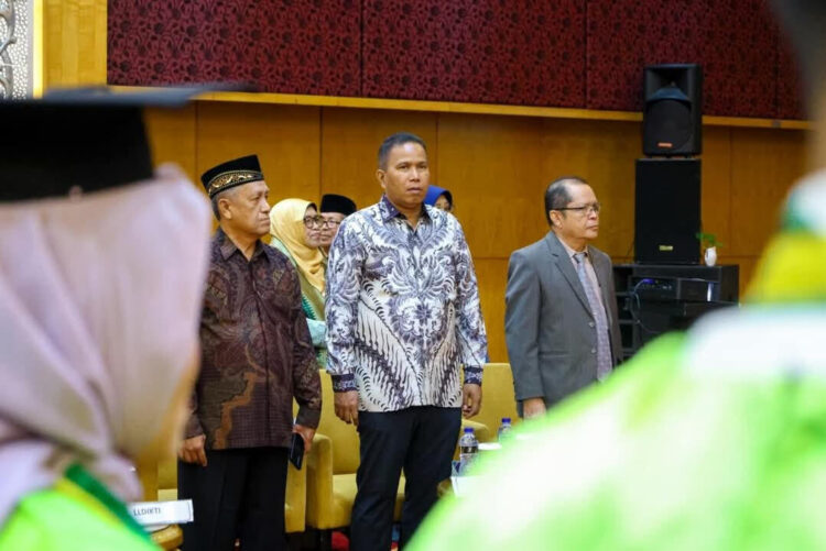 Wakil Wali Kota Pariaman, Mulyadi saat menghadiri Wisuda Sarjana Angkatan ke-XVII Sekolah Tinggi Ilmu Administrasi (STIA) Bina Nusantara Mandiri (BNM) Pariaman, Selasa (14/10). IST