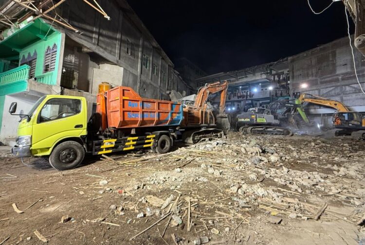 Sejumlah alat berat digunakan dalam pembersihan puing reruntuhan gedung musala pondok pesantren Al Khoziny, Buduran, Kabupaten Sidoarjo, Jawa Timur, Minggu (5/10).