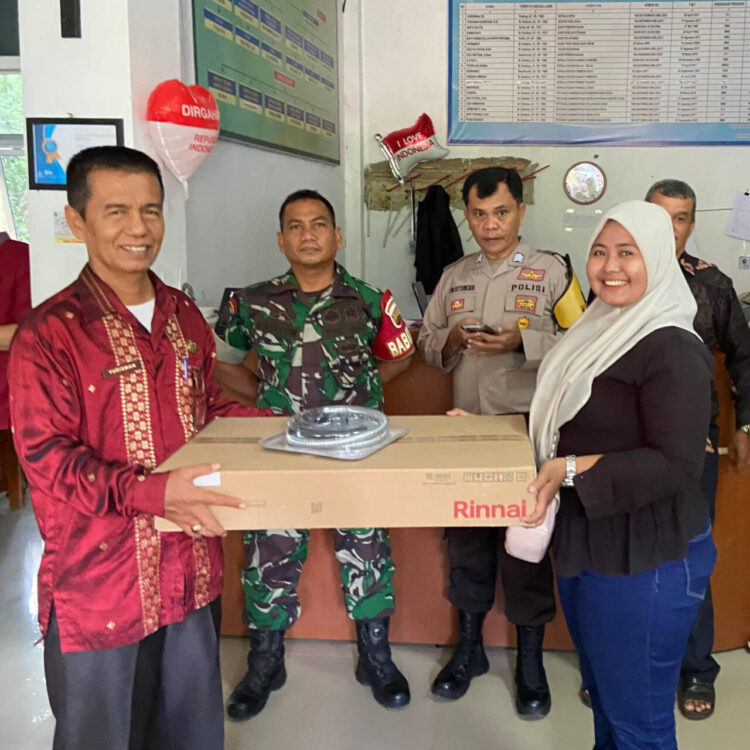 Penyerahan bantuan dilakukan secara simbolis oleh Camat Silungkang, Andi Eka Putra, didampingi Kepala Desa Muaro Kalaban, Yuriswan, serta Kepala KUA Kecamatan Silungkang, bertempat di Kantor Desa Muaro Kalaban, Kamis (2/10). DAKUGA