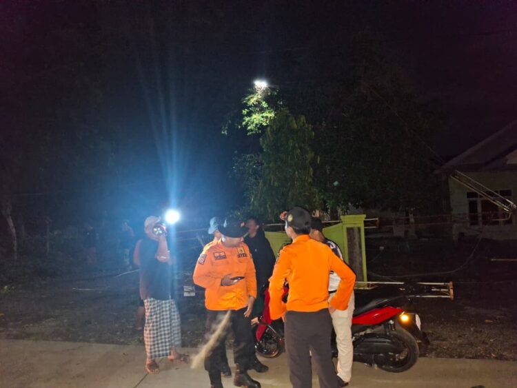 Petugas BPBD melakukan asesmen pasca kejadian angin kencang yang melanda wilayah Kabupaten Gowa, Sulawesi Selatan, Senin (6/10).

Sumber foto : BPBD Kabupaten Gowa
