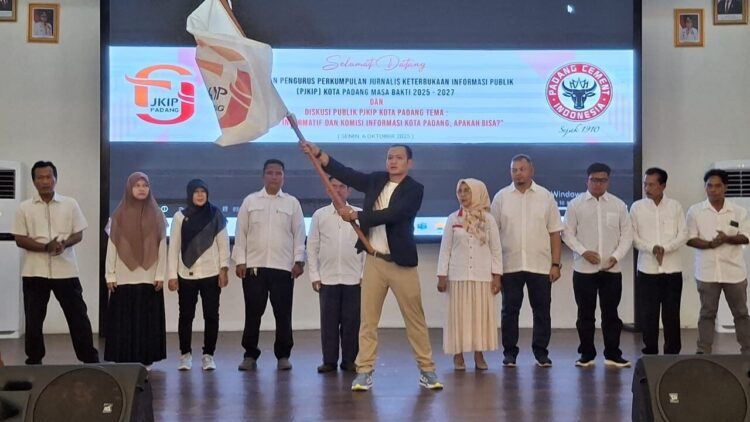 Pengurus Perkumpulan Jurnalis Keterbukaan Informasi Publik (PJKIP) Kota Padang masa bakti 2025-2028 resmi dilantik dan dikukuhkan oleh Ketua PJKIP Sumbar Almudazir di Gedung Bagindo Aziz Chan Youth Center, Senin (6/10). IST
