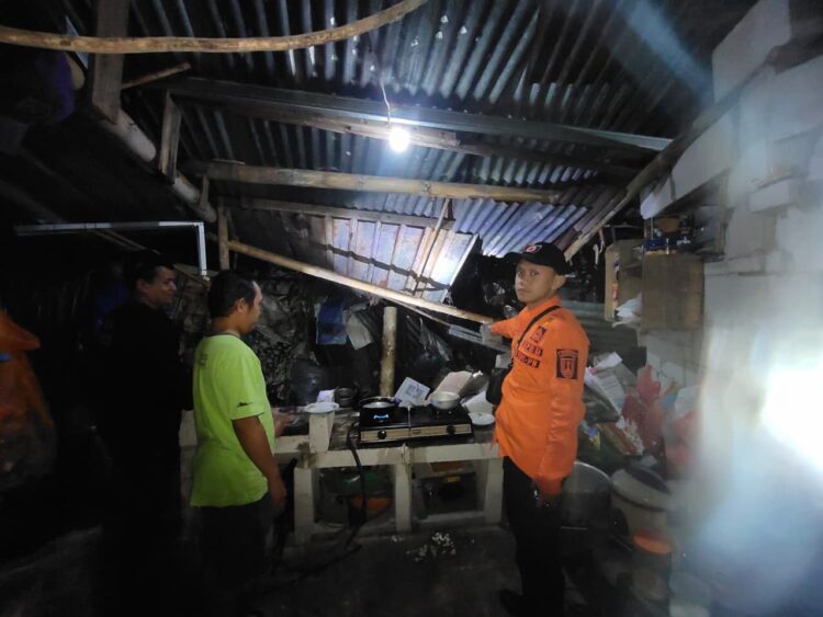 Cuaca ekstrem melanda wilayah Kota Semarang pada Selasa (21/10). Sebanyak rnam rumah warga dilaporkan rusak.
Sumber Foto: BPBD Kota Semarang