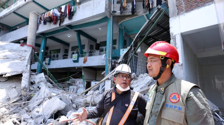 Deputi Bidang Penanganan Darurat BNPB, Mayjen TNI Budi Irawan (kanan) saat meninjau langsung proses pembersihan sisa puing reruntuhan bangunan Musala Pondok Pesantren (ponpes) Al - Khoziny, Buduran, Kabupaten Sidoarjo, Jawa Timur pada Senin (6/10) siang.