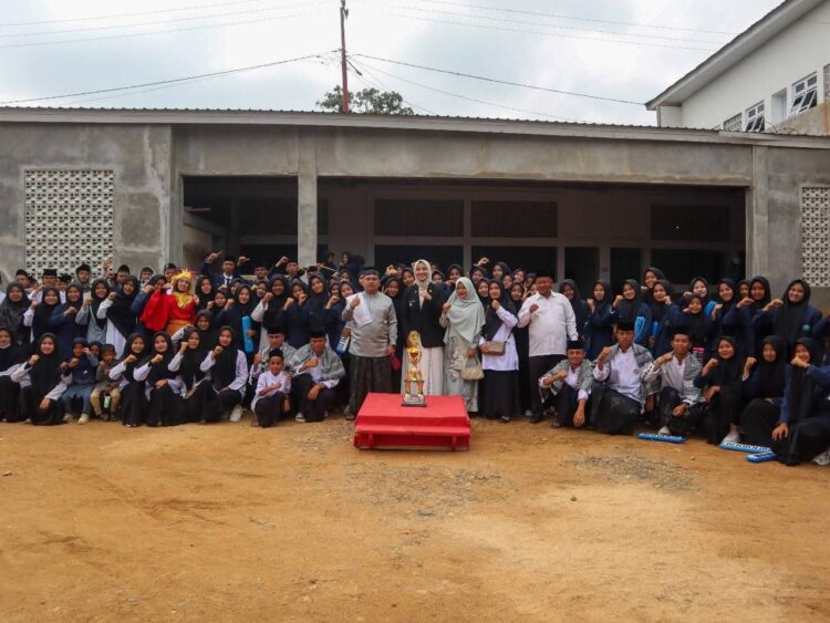 Suasana Bupati Annisa Suci Ramadhani saat menghadiri upacara hari santri, Rabu (22/10).ist