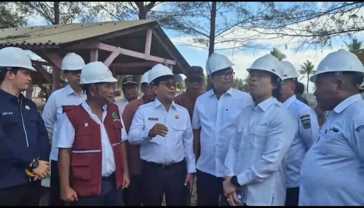Bupati Padang Pariaman, John Kenedy Azis, bersama Staf Ahli Menteri Kelautan dan Perikanan RI, Trian Yunanda, meninjau progres pembangunan Kampung Nelayan Merah Putih di Nagari Katapiang Kecamatan Batang Anai, Rabu (15/10).RATNA