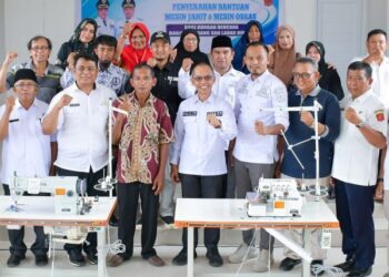 Perindagnaker Agam Salurkan Bantuan Mesin Jahit untuk Masyarakat Terdampak Bencana