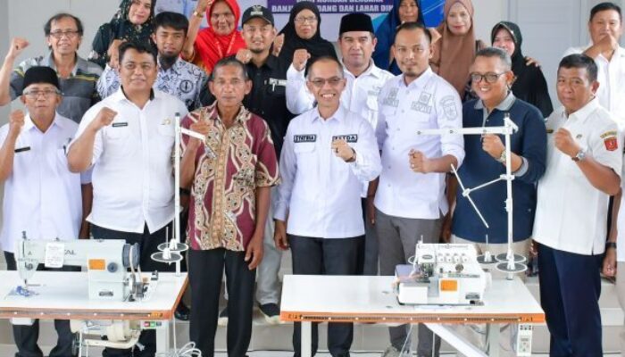 Perindagnaker Agam Salurkan Bantuan Mesin Jahit untuk Masyarakat Terdampak Bencana
