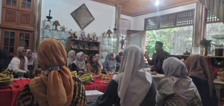 Ustaz Asrul SAg., memberikan tausiah tentang Luka Batin di hadapan jemaah majelis ilmu Jamilah Dante, Kamis (9/10).