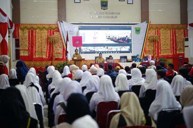 Seminar yang diselenggarakan oleh Gabungan Organisasi Wanita (GOW) Padang Pariaman dengan mengusung tema “Remaja Sehat, Moral Hebat” di Hall IKK Padang Pariaman pada Selasa (21/10).RATNA