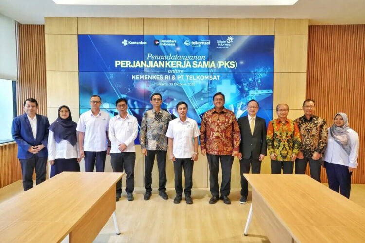Wakil Menteri Kesehatan Prof. dr. Dante Saksono Harbuwono, Sp.PD-KEMD., Ph.D dan jajaran serta Direktur Utama Telkomsat Lukman Hakim Abd Rauf dan jajaran saat acara Penandatanganan Perjanjian Kerja Sama (PKS) antara Kemenkes RI dan Telkomsat, pada Kamis (23/10).