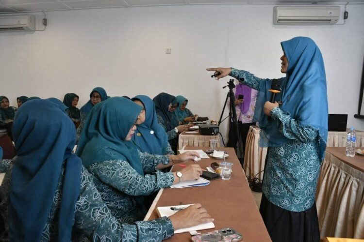 Mutmar Yenny Dainis saat menjadi pemateri bimtek untuk kader PKK Kota Padang di salah satu hotel di Padang, Sabtu (11/10) kemarin. IST