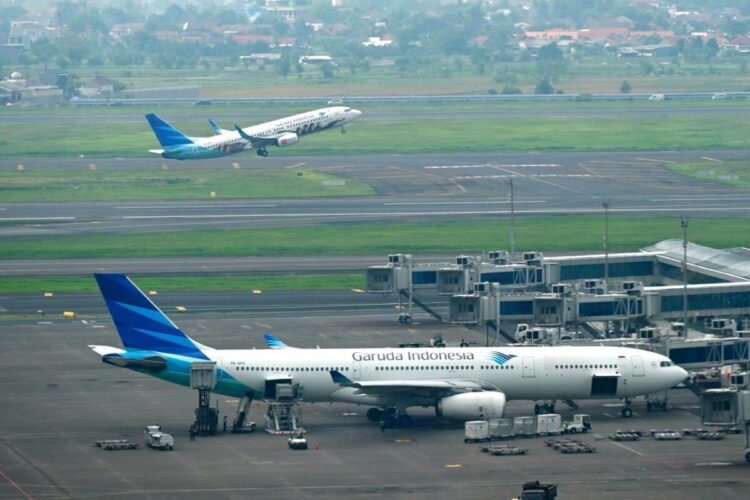 Pemerintah resmi menurunkan tarif tiket pesawat sebesar 13–14 persen pada periode angkutan Natal 2025 dan Tahun Baru 2026. NET