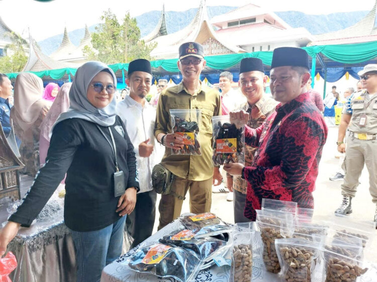 Bupati Pasaman Welly Suhery, Wakil Bupati Pasaman Parulian, Kepala Kejaksaan Negeri Pasaman Sobeng Suradal dan Ketua DPRD Kabupaten Pasaman Nelfri Affandy mengunjungi Stand Rutan Lubuk Sikaping. IST