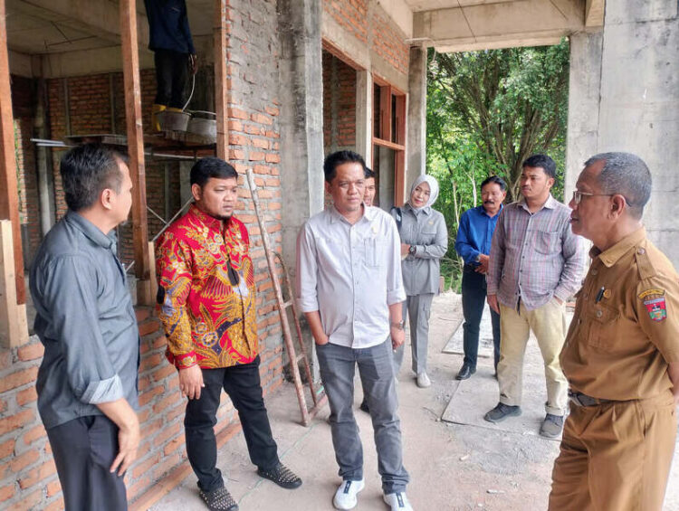 Komisi III DPRD Bukittinggi meninjau kelanjutan pembangunan SDN 08 Campago Ipuah Bukittinggi, Selasa (7/10).  GATOT