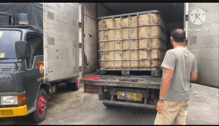 Polres Pasaman melalui Polsek Bonjol berhasil mengamankan bahan bakar minyak (BBM) jenis bio solar bersubsidi sebanyak 650 liter dari seorang sopir berinisial ETY alias Erik (33), warga Kota Padang. IST