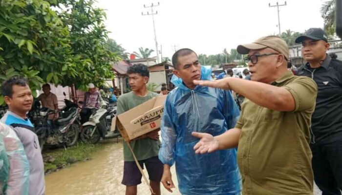 Tetapkan Status Tanggap Darurat, Bupati Pasbar Kunjungi Langsung Korban Banjir dan Serahkan Bantuan
