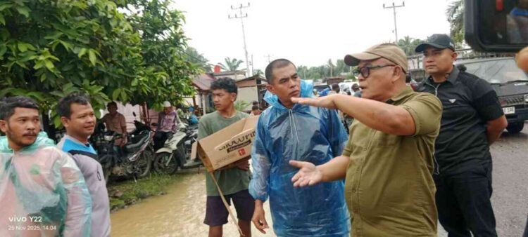 Bupati Pasbar, Yulianto saat melakukan kunjungan langsung ke lokasi bencana banjir terparah di Nagari Aia Gadang, Kecamatan Pasaman, pada Selasa (25/11/2025). IST