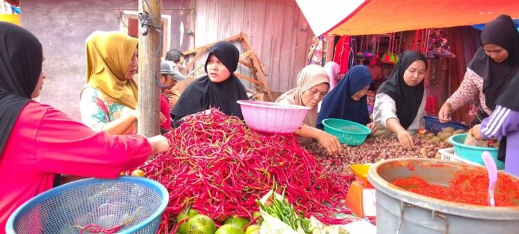 Harga kebutuhan pokok di Pasar Lama Lubuk Sikaping, Kabupaten Pasaman, mengalami lonjakan signifikan pascabencana yang melanda Sumatera Barat. IST