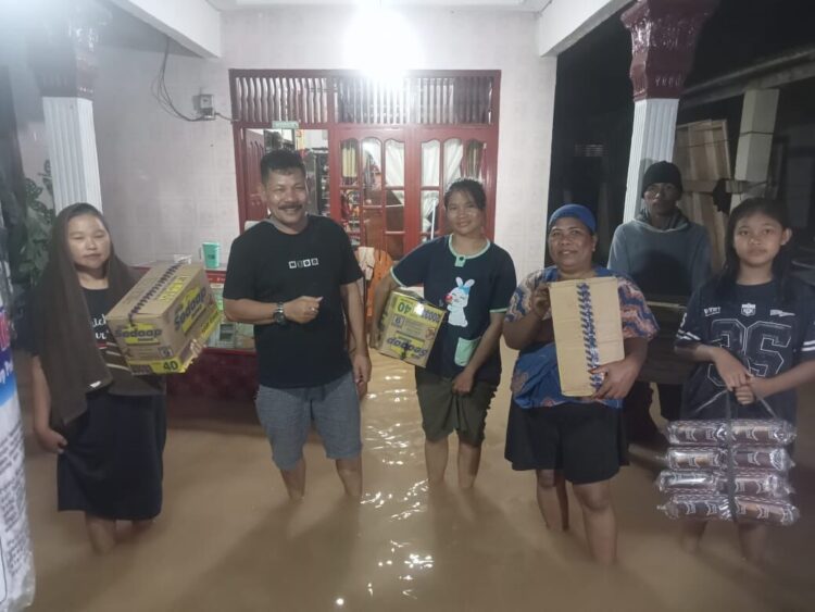 Anggota DPRD Kabupaten Pesisir Selatan (Pessel) Fraksi PAN, Ardiul, bergerak cepat menyambangi warga terdampak banjir di daerah pemilihannya (Dapil III) Sutera–Lengayang pada Kamis (27/11/2025) malam.  IST