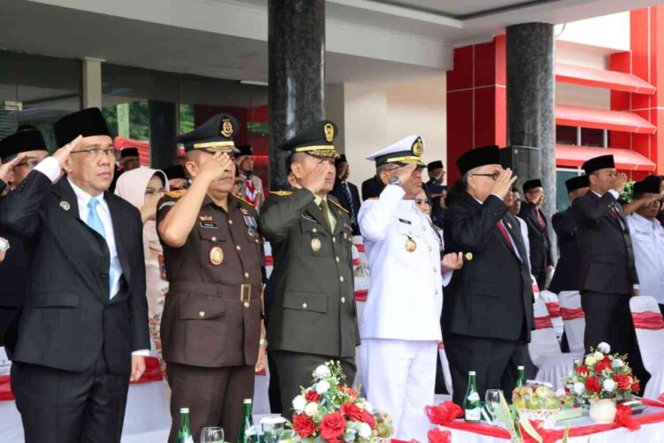 Upacara peringatan Hari Pahlawan yang digelar di halaman Kantor Gubernur Sumbar, Senin (10/11). IST