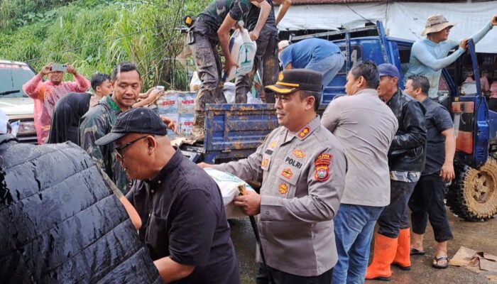 Sinergitas Tanpa Batas, Forkopimda Pasbar Kompak Tembus Kubangan Lumpur Demi Warga Korban Longsor