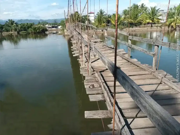 Pemerintah Kabupaten Pesisir Selatan (Pemkab Pessel) akhirnya memperbaiki jembatan gantung Padang Tae di Nagari Amping Parak, Kecamatan Sutera, setelah mengalami kerusakan parah selama tiga tahun terakhir.
