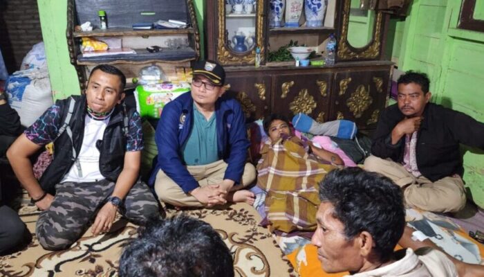 Tinjau Lokasi Longsor Sinuruik, Sekda Pasbar Sampaikan Duka Mendalam dan Minta Warga Bersabar