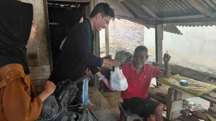 HMI Cabang Dharmasraya saat memberikan bantuan sosial kepada Lansia di Nagari Tanjung Alam, Kecamatan Asam Jujuhan, Kabupaten Dharmasraya, Minggu (24/11/2025). BADRI