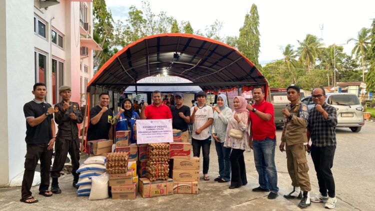 FIFGROUP Cabang Solok salurkan bantuan sosial syariah untuk korban banjir. IST