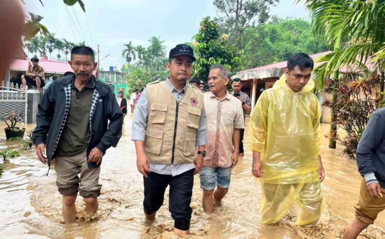 Hujan deras yang mengguyur Solok dan sekitarnya sejak sepekan terakhir menyebabkan debit air Sungai Batang Lembang dan Batang Gawan meningkat tajam hingga meluap ke permukiman warga, Selasa (25/11/2025). Sedikitnya 559 kepala keluarga atau 1.279 jiwa terdampak banjir tersebut. IST