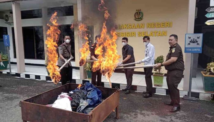 Kejari Pessel Musnahkan Barang Bukti 30 Perkara