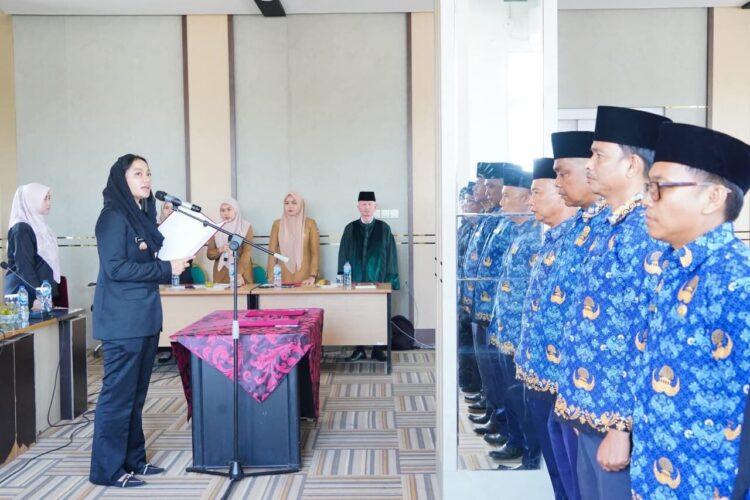 Bupati Dharmasraya, Annisa Suci Ramadhani, melantik sejumlah Pejabat Administrator, Pengawas, dan Fungsional Ahli Muda, IST