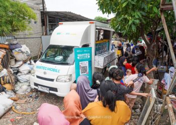 BSI Maslahat dan Ina Cookies Hadirkan Kebahagiaan di Kampung Sumur Lewat Warteg Mobile